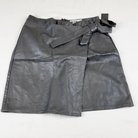 LF SEEK THE LABEL grey faux leather mini skirt - Picture 4 of 7